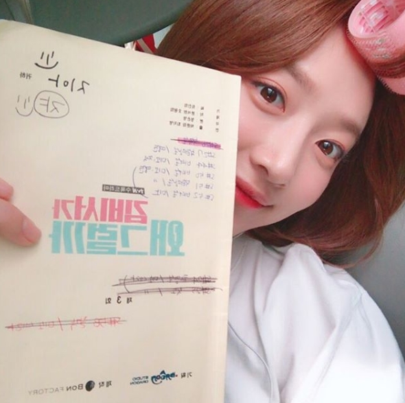 , cute explosionActor Pyo Ye-jin released a photo of the TVN tree drama Why is Kim Secretary?Pyo Ye-jin posted a picture on his instagram on June 6 with an article entitled Why is Kim doing it?In the photo, Pyo Ye-jin is taking a picture with a script Why would Secretary Kim do that? The script shows Pyo Ye-jins passion for the work.Its lovely to see her bangs in a hair roll.The fans who responded to the photos responded, Thank you for doing this, Its fun, and Lets go to the big hit.delay stock