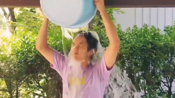 Actor Kwak Si-yang joined the 2018 Ice Bucket Challenge after being named by actor Nana.Kwak Si-yang was named to Mr. Nana, who was filming Drama Lion together on his instagram on June 7, and joined the Ice Bucket Challenge Lindsey Vonn.I hope that all of you who participated in the Ice Bucket Challenge and your strength will be a great force for all of you, all of you. Kwak Si-yang in the video said, The first Lou Gehrig nursing hospital in Korea will be built.I would appreciate it if you could join us and cheer us up. Kwak Si-yang pointed to group B1A4 member Jinyoung as the next relay runner.Fans who encountered the video responded such as cool and good influence, best, I have to like it.delay stock