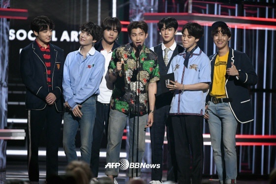 Idol group BTS continued to rise, maintaining second place in the third week of entering the Billboards Artist100 chart.According to Billboards on the 6th (local time), BTS was ranked #2 on the Billboards Artist 100 chart on June 9.Previously, BTS showed a strong influence on the Billboards Artist 100 chart on June 2, and it was ranked 4th in the Billboards Artist 100 rankings at the time of the report on May 23rd.BTS ranked # 1 on the Billboards 200 chart with the new album LOVE YOURSELF Tear and # 10 on the Billboards Hot 100 chart with the title song Fake Love. It was ranked # 6 on the Billboards 200 chart and # 51 on the Hot 100 chart.Meanwhile, Sean Sam Mendes topped the Billboards Artist standings on June 9, followed by Post Malone, Drake and Pusha T.