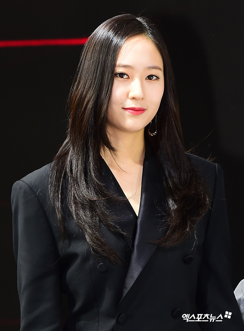 Krystal Jung, who visited the Audi booth on the 2018 Ji-sung Koo press day held at the Busan Exhibition and Convention Center in Haeundae-gu, Busan, is posing.