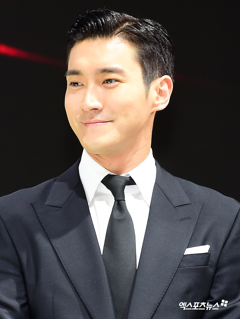 Super Junior Choi Siwon, who visited the Audi booth on the press day of 2018 Ji-sung Koo held in BEXCO, Haeundae-gu, Busan on the morning of the 7th, is posing.