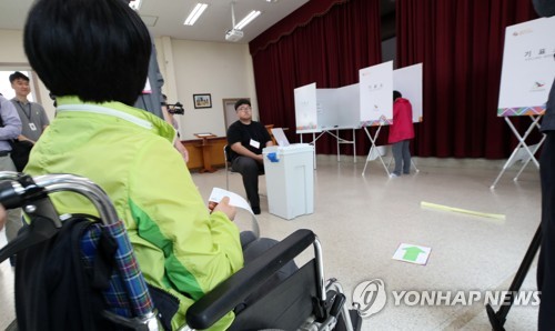 소중한 한 표 미리 연습해요 (춘천=연합뉴스) 양지웅 기자 = 10일 오후 강원 춘천시 강원재활원에서 관내 지적·발달장애인들이 6·13 전국동시지방선거 모의 투표체험을 하고 있다. 2018.5.10      yangdoo@yna.co.kr