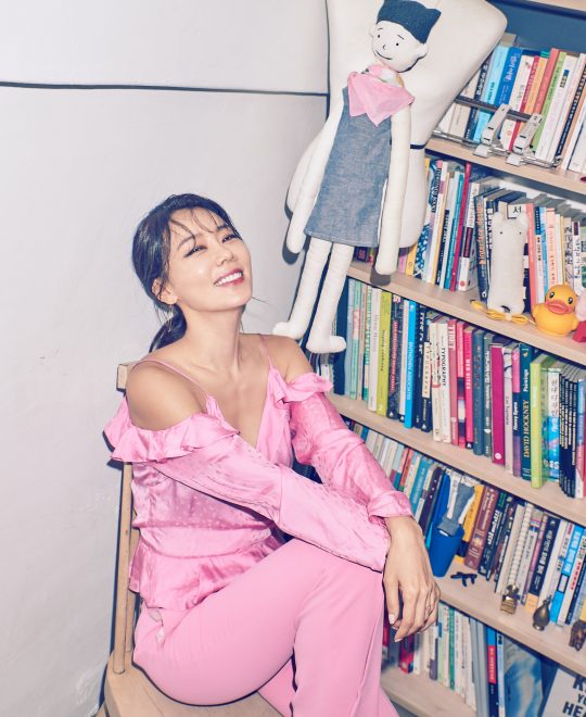 The lifestyle magazine Beauty10), published by Hankyung, pre-released a photo of Sun-yeong Ahn, which was held at the Strictly Lap in Junglim-dong, Jung-gu on the 7th.In this photo shoot, which was held in three concepts, he has created a variety of atmosphere and charm, ranging from comfortable and feminine costumes to colorful pink costumes.Especially, despite the No revise B cut photo, it caught the attention of those who see it with a solid and slender body.Sun-yeong Ahn said in an interview after the photo shoot, I definitely lost weight and it seems that the picture comes out well.I think my condition should be better than correction if the best light is a natural light, he said.Sun-yeong Ahn, who recently published the book I Want to Do, Diet, which contains real-life Diet know-how for mothers, has received a lot of attention by losing 10kg of body fat to a 100-day Diet.The official picture and interview of the broadcaster Sun-yeong Ahn can be found in the July issue of Beauty Ten.