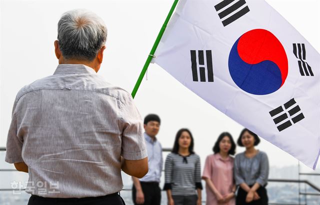 태극기를 들고 거리에 나서는 노인들을 멀찍이서 바라보는 젊은 세대들. 분노와 무시로 벽을 이루고 있는 이들 세대 간 갈등은 과연 녹아내릴 수 있을까. 류효진기자