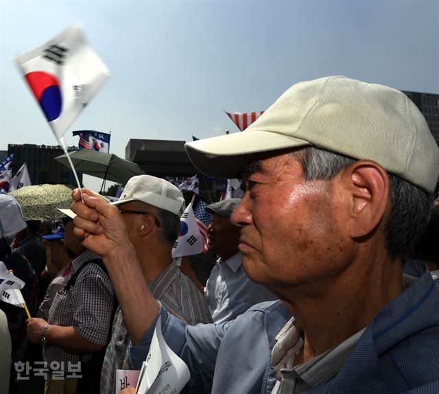 6ì¼ ì¤í ìì¸ ì¢ë¡êµ¬ êµë³´ë¹ë© ììì ì´ë¦° 'ìì ë¯¼ì£¼ì£¼ì ìí¸ êµ­ë¯¼ëí'ìì ì°¸ê°ìë¤ì´ íê·¹ê¸°ë¥¼ íë¤ê³  ìë¤. ë°°ì°í ê¸°ì