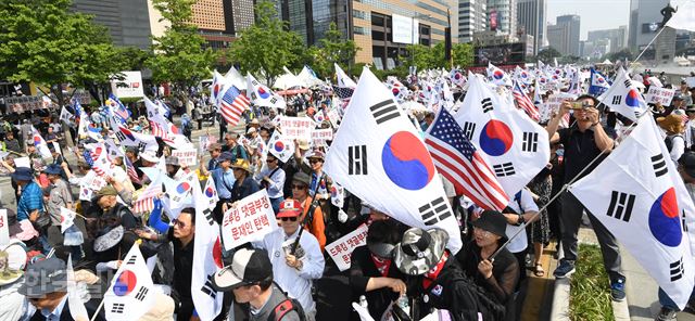 6ì¼ ì¤í ìì¸ ì¢ë¡êµ¬ êµë³´ë¹ë© ììì ì´ë¦° 'ìì ë¯¼ì£¼ì£¼ì ìí¸ êµ­ë¯¼ëí'ìì ì°¸ì¬ìë¤ì´ íê·¹ê¸°ì ì±ì¡°ê¸°ë¥¼ ë¤ê³  íì§ íê³  ìë¤. ë°°ì°í ê¸°ì