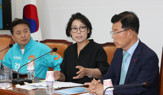 더불어민주당 이재명 경기지사 후보의 형수 박인복씨가 8일 오후 국회에서 열린 기자간담회에서 이 후보의 막말사건에 대해 이야기하고 있다. 왼쪽부터 바른미래당 김영환 경기지사 후보, 박인복씨, 바른미래당 장영하 성남시장 후보. [연합뉴스]