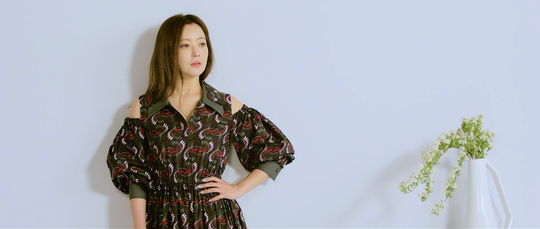 The colorful charm of actor Kim Hee-sun was included in the picture sketch.Lifestyle Magazine Style Chosun has released the scene sketch video following Kim Hee-sun picture.Kim Hee-sun in the video is attracting Eye-catching with a unique beauty that no one can refute, going back and forth between innocence and elegance.In addition, he showed a high understanding of the Pre Fall collection presented in this picture and a stable expression performance, making him realize his presence as a Wannabe icon since his debut.Park Su-in