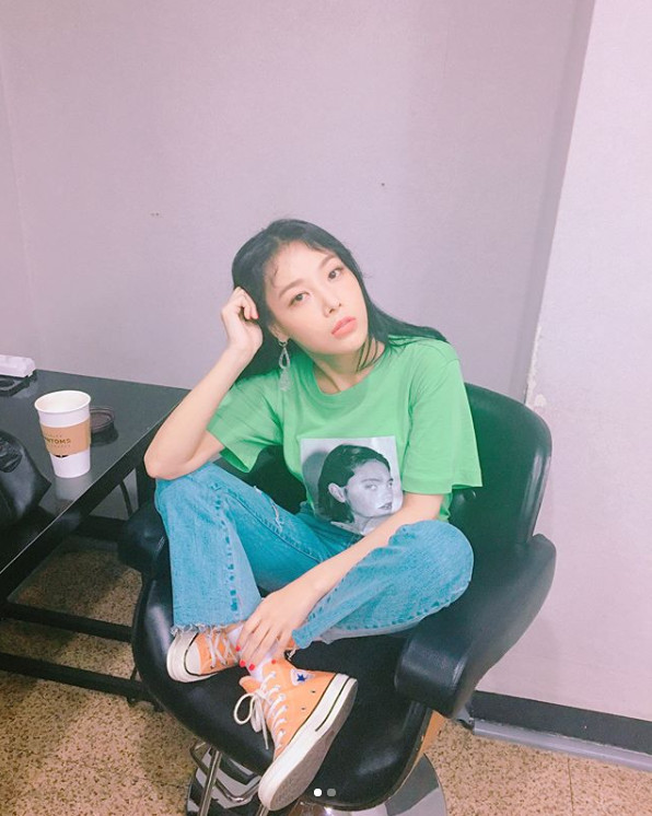 Singer Yubin reveals Music Bank Waiting roomYubin uploaded two photos to his Instagram on June 8, with the caption: Complete Muvins commute.In the photo, Yubin sits on the Waiting room Chair staring at the camera, with a colour combination that features a striking everyday suit and chic look that attracts Eye-catching.sulphur-su-yeon