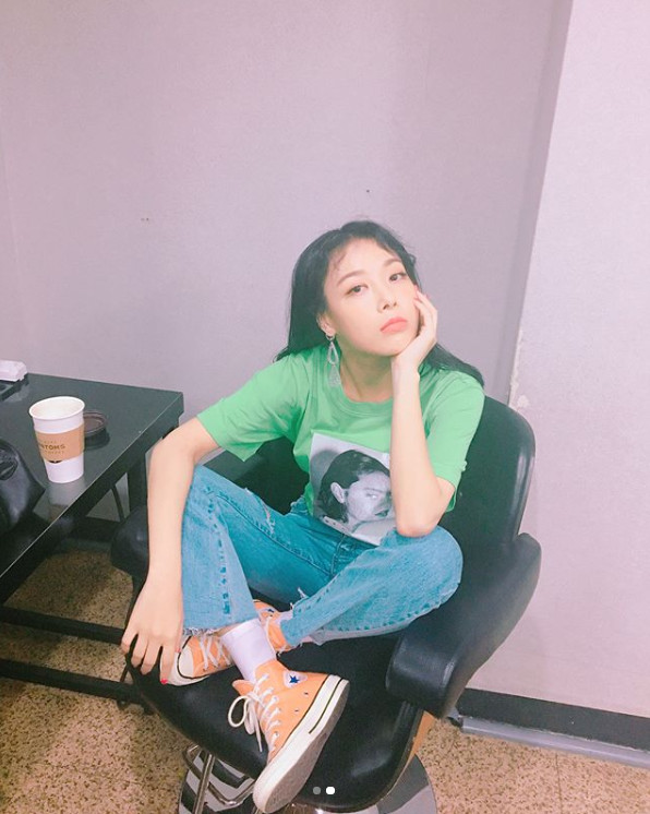 Singer Yubin reveals Music Bank Waiting roomYubin uploaded two photos to his Instagram on June 8, with the caption: Complete Muvins commute.In the photo, Yubin sits on the Waiting room Chair staring at the camera, with a colour combination that features a striking everyday suit and chic look that attracts Eye-catching.sulphur-su-yeon