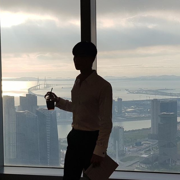 Actor Park Seo-joon has released a photo of Silhouette.Park Seo-joon posted a picture on his instagram on June 8 with an article entitled The first broadcast is always exciting.The photo shows Park Seo-joon leaning against the window; Park Seo-joon, wearing a white A-shirt, holds a coffee in one hand.Park Seo-joons perfect body line stands outThe fans who responded to the photos responded, Why is it a backlight?, Why do you know that you are handsome when you do not see your face properly? And Silhouette Boso.delay stock