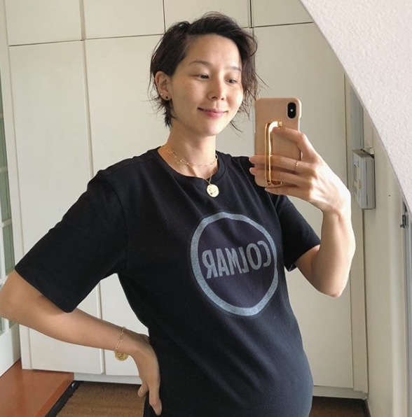 Broadcaster Kim Na-young has reported on the latest news after the Bangkok vacation.Kim Na-young posted a mirror selfie on his personal Instagram page on June 8.Kim Na-young in the photo shows a pale smile with a full-length D line.Kim Na-young, who recently traveled to Bangkok in Thailand, said, I arrived home with Choi Wol-dong (second Taemyung).Park Su-in