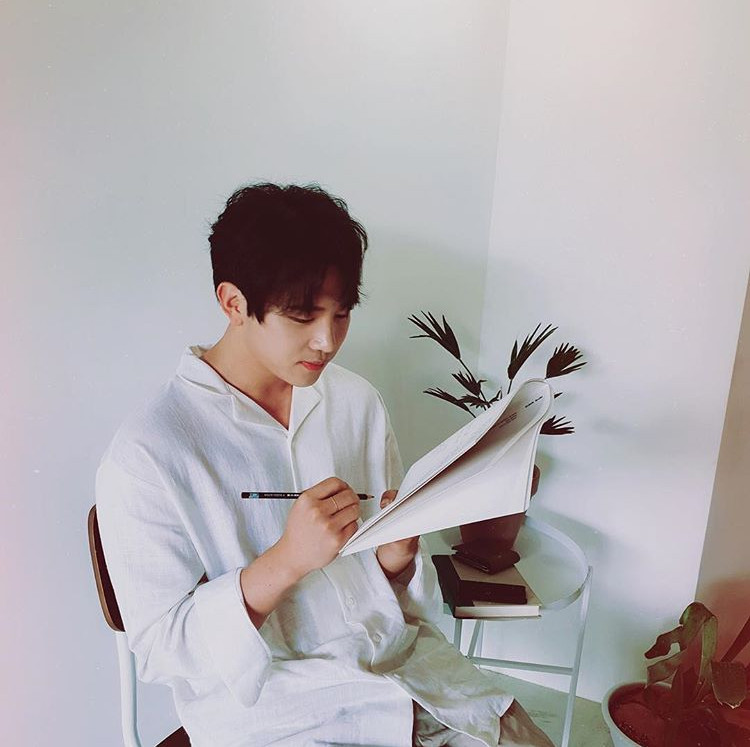 Marshmallow view Kim Min-Seok has unveiled Selfie, which features a warm-looking look.Kim Min-seok wrote on his Instagram account on June 8, The moment I look like a person.Records of the Grand Historian do not play and posted a picture.Inside the picture is a picture of Kim Min-seok, who is holding a notebook and writing something down.The jaw line that survived the diet and the neat appearance that was touched by the expert attracts Eye-catching.Fans are saying, Kim Min-Seok is a secret, Thats also Records of the Grand Historian, Hes handsome, Do you think?,Its a picture of life, he said.sulphur-su-yeon