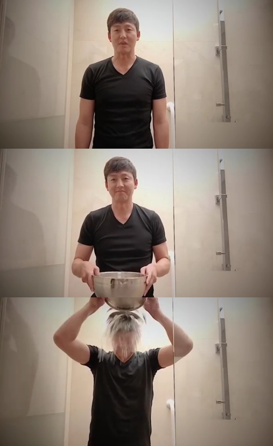 Actor Lee Jung-jin challenges Ice Bucket Challenge Lindsey VonnOn the 8th, Lee Jung-jin posted a video on his instagram participating in the Ice Bucket Challenge Lindsey Vonn.He was joined by the ice bucket challenge Lindsey Vonn as a former basketball player and his friend Kim Seung-hyun.Lee Jung-jin cheered for the successful establishment of the nursing hospital with the words I hope that Lou Gehrig patients and the establishment of the Lou Gehrig Nursing Hospital will be a great help.I would like to ask your attention, he said.He then finished off the Ice Bucket Challenge by splashing water on his head.Lee Jung-jin then pointed to Actor Oh Dae-hwan, Jung Wooyoung of Group 2PM and Bae Young-soo of Hanhwa Eagles as the next ice bucket challenge.Photo = Lee Jung-jin Instagram