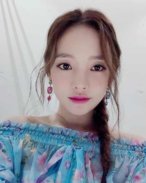 Singer and actor Goo Hara has released a selfie full of pretty.Goo Hara posted a picture on her Instagram on the 8th, in which Goo Hara is stretched to one side with her hair braided.Goo Hara is eyeing the camera with a particularly pale smile, which draws Eye-catching.Fans who saw Goo Haras photos responded pretty and strongest beauty.Goo Hara is currently in charge of the JTBC4 Beauty program My Mad Beauty Diary.Photo: Goo Hara SNS
