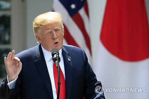 트럼프 "회담 잘되면 김정은 미국 초청…종전 합의 서명 가능" (워싱턴 AP=연합뉴스) 도널드 트럼프 미국 대통령이 7일(현지시간) 아베 신조 일본 총리와의 미·일 정상회담 후 백악관 로즈 가든에서 가진 기자회견에서 발언하고 있다.      현지 언론 보도에 따르면 트럼프 대통령은 이날 회견에서 싱가포르에서 열리는 6·12 북미정상회담이 잘 되면 김정은 북한 국무위원장을 미국으로 초대할 것이라고 밝혔다.      그는 또한 "북미정상회담에서 한국전쟁 종전에 대한 합의에 서명할 수 있을 것"이라고 밝혔다.    lcs@yna.co.kr