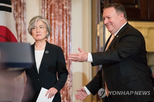 폼페이오-강경화, 11일 첫 외교장관회담 강경화 외교장관과 마이크 폼페이오 미국 국무장관이 지난 5월 11일(현지시간) 국무부에서 외교장관 회담을 한 후 기자회견을 준비하는 모습. [EPA=연합뉴스]