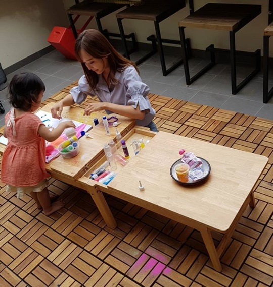 Actor So Yoo-jin has released a photo of her happy weekend with her daughter Seohyun.Sooo-jin posted a picture on his instagram on the 10th with an article called Seohyun.In the public photos, So Yoo-jin is playing art with his daughter Seohyun. So Yoo-jin is helping her daughters art play carefully.Seohyun touches art tools with his gentle hands, which makes him cute.Meanwhile, Sooo-jin is married to Baek Jong-won in 2013 and has one male and two female cooking researchers.Photo: So Yoo-jin Instagram