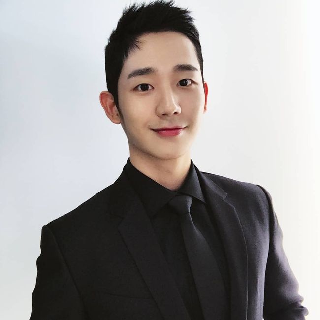Jung Hae In , All Black Suits are also well suited to the nation