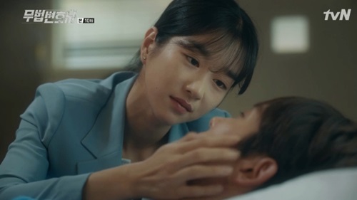 Seo Ye-ji looked at Carled Lee Joon-gi and did fond love ConfessionsIn the 10th episode of TVNs weekend drama Lawless Lawyer broadcast on June 10 (playplayed by Yoon Hyun-ho/directed by Kim Jin-min), Ha Jae-i (Seo Ye-ji) visited the hospital of Bong Sang-pil (Lee Joon-gi) and shed tears.Bong Sang-pil was accused of murdering his uncle, Choi Dae-woong (Ahn Nae-sang), and went to the detention center and was deliberately stabbed and collapsed.Bong Sang-pil was taken to the hospital, and An Oh-ju (Choi Min-soo) was angry because Cha Moon-sook (Lee Hye-young) attacked Bong Sang-pil by using a knife handle other than himself.Ha Jae-yi went to Bong Sang-pils hospital and recalled what had happened, Why didnt you know that? I tried so hard to protect me.Ill do you a good job now. Ill do everything you havent done. Bong Sang-pil, he said.Yoo Gyeong-sang