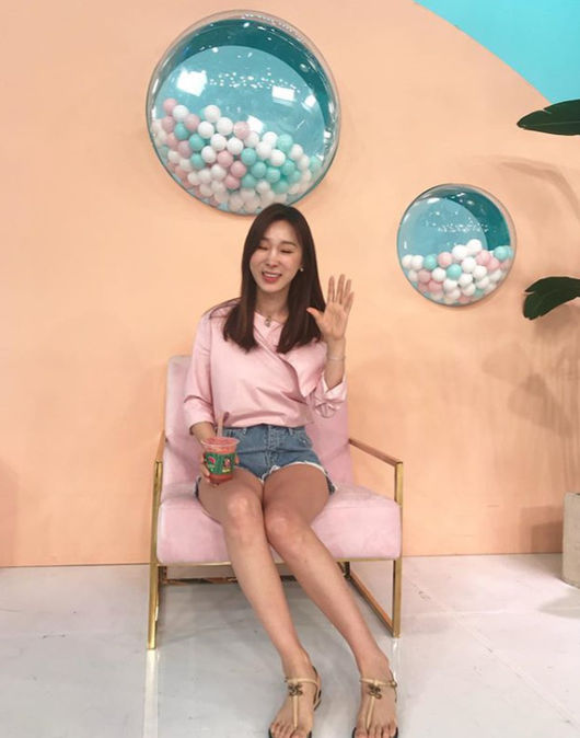 Lee Ji-hye, a native of a mixed group shop, unveiled her daily life after a surprise pregnancy news.Today, 10 days later, Lee Ji-hye posted a picture with a short article Hello (Hello) through his personal Instagram account.In the public photos, Lee Ji-hye is shaking her hand with strawberry juice in one hand and the camera with the other hand, and her happy daily life with her eyes closed smiles to the fans.On the other hand, Lee Ji-hye recently confessed to the surprise pregnancy while he was in the corner of KBS2TV entertainment Entertainment Weekly.Her plump cheeks caught the fans eye-catching more after she gained a bit of weight.Lee Ji-hye Instagram caption