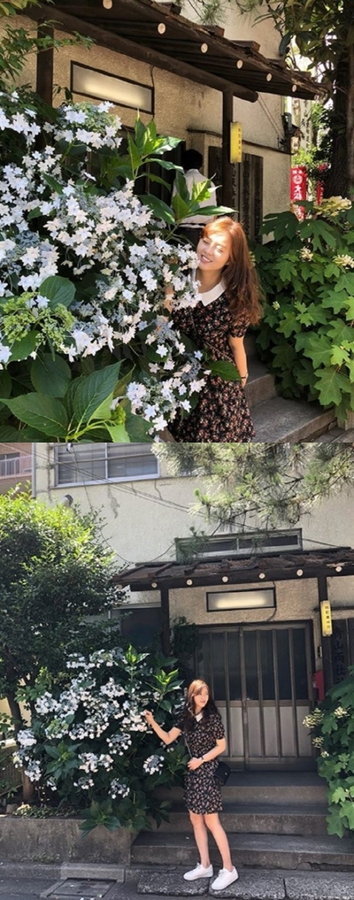 Actor Go Ah-ra showed off her beautiful look than flowers.Go Ah-ra posted a photo on Instagram on the 10th with Hashtag saying #Flower #BodyChemistry #too #pretty.In the photo, Go Ah-ra smiles as she takes on the flower Body Chemistry, wearing a long wave head and one piece and boasting a pure look.Go Ah-ra appeared with Kim Myung-soo (Infinite El) on JTBCs Knowing Brother on the 9th; she is currently appearing in the JTBC drama Miss Hammurabi.Photo: Instagram