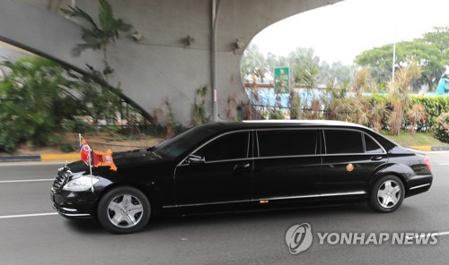 김정은 차량 창이공항에서 이동 (싱가포르=연합뉴스) 서명곤 기자 = 북미 정상회담을 이틀 앞둔 10일 김정은 북한 국무위원장이 탄 것으로 추정되는 차량이 싱가포르 창이공항을 나와 이동하고 있다. 2018.6.10      seephoto@yna.co.kr