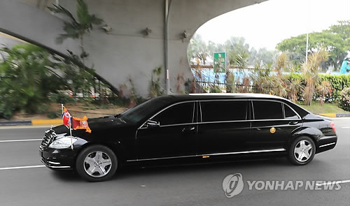 김정은 탑승 추정차량 창이공항에서 이동 (싱가포르=연합뉴스) 서명곤 기자 = 북미 정상회담을 이틀 앞둔 10일 김정은 북한 국무위원장이 탄 것으로 추정되는 차량이 싱가포르 창이공항에서 이동하고 있다. 2018.6.10seephoto@yna.co.kr