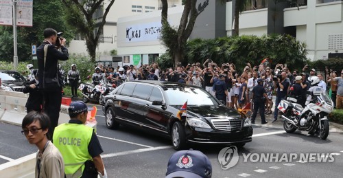 싱가포르 도착한 김정은 (싱가포르=연합뉴스) 한상균 기자 = 북미정상회담을 이틀 앞둔 10일 오후 김정은 국방위원장이 탄 것으로 보이는 차량이 싱가포르 세인트 리지스 호텔에 들어서고 있다.2018.6.10      xyz@yna.co.kr