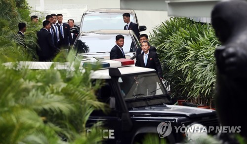 김정은 도착, 삼엄 경호 (싱가포르=연합뉴스) 한상균 기자 = 북미정상회담을 이틀 앞둔 10일 오후 김정은 국방위원장이 탄 것으로 보이는 차량이 싱가포르 세인트 리지스 호텔에 들어서고 있다. 2018.6.10      xyz@yna.co.kr