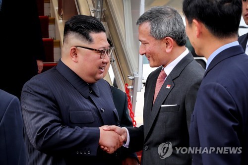 싱가포르 도착한 김정은 위원장 (싱가포르=연합뉴스) 북미 정상회담을 이틀 앞둔 10일 오후 김정은 북한 국무위원장이 싱가포르 창이공항에 도착, 에어차이나 항공기에서 내려 비비안 발라크리쉬난 싱가포르 외무장관과 악수하고 있다. 2018.6.10 [싱가포르 통신정보부 제공=연합뉴스]      photo@@yna.co.kr