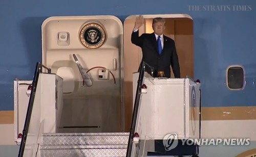 싱가포르 도착한 트럼프 대통령 (서울=연합뉴스) 북미 정상회담을 위해 싱가포르를 방문한 미국 도널드 트럼프 대통령이 10일 오후 싱가포르 파야레바 공군기지에 도착해 전용기에서 내리고 있다. 2018.6.10 [스트레이츠타임스 페이스북 캡처=연합뉴스]      photo@yna.co.kr