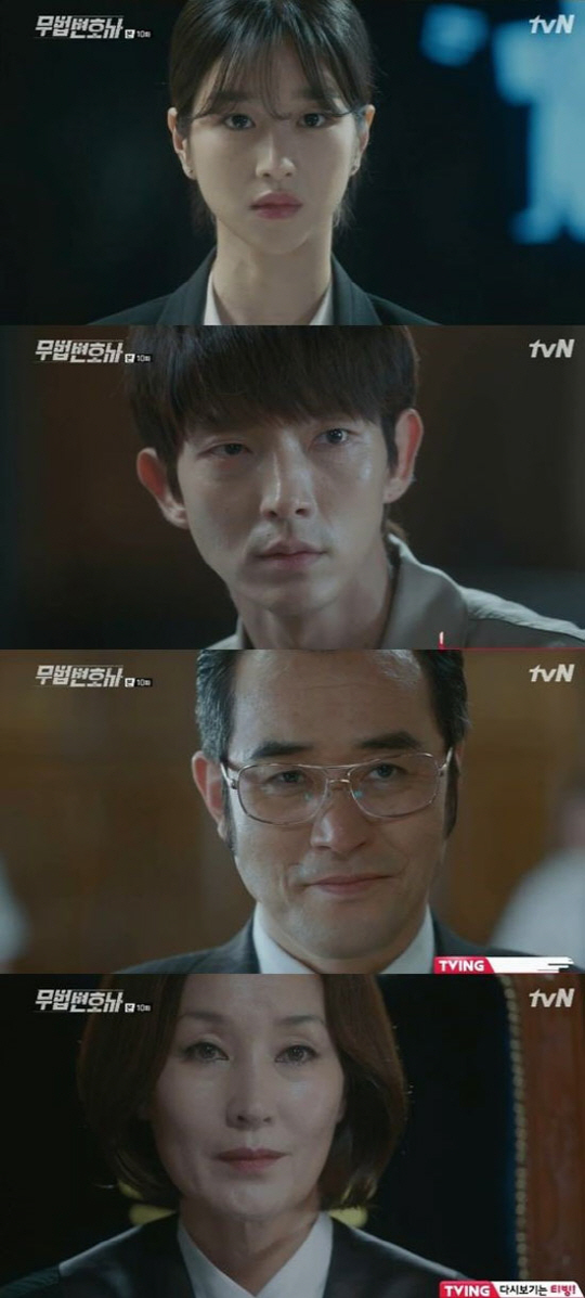 What will the consequences of Choi Min-soos revenge on Shin Yi Lee Joon-gi and Seo Ye-ji?In the TVN Saturday drama Lawless Lawyer broadcasted on the 10th, the relationship between Lee Hye-Yeong and Choi Min-soo changed rapidly, and the trial of Lee Joon-gi was in a new phase.Earlier, while engaged in a scuffle with a member of the For Heroes group who had formerly served as a Jahin Yi, Bong Sang-pil (Lee Joon-gi) was voluntarily stabbed by a weapon he wielded and underwent emergency surgery.When he heard this news, An-oh said, Is there another person who wants to kill Bong Sang-pil?I mean that Cha Moon-sook hired a knifeman other than me, he said, suspecting Cha Moon-sook, and Lee Hye-Yeong began to have a gap between the two, doubting Ahn Oh-ju.Do not be relieved that the past has disappeared, said Ha Jae-yi, who received a past photo of Judge Lee Hye-Yeong from Roh Hyun-joo (Baek Joo-hee).The future is created by the past. Cha said, I will see how we will prove it. The judge dismissed Bong Sang-pils bail claim.An-oh visited Cha Mun-suk and explained the criminal who stabbed Bong Sang-pil. Cha Mun-suk warned An-oh again, saying, The report after work is not a report. It is a challenge.I got that picture from the sister of Cha Moon-sook, Noh said. Im ready to throw anything away to find my lost life again.If I can find the past, he said. I told him that the relationship between Cha Moon-sook and Ahn-ju is not the same.Late at night, An Oju found Bong Sang-pil, when Choi For Heroes (Guideliner)s subordinate attempted a big surprise attempt to kill Bong Sang-pil with Cha Mun-suks master.When he tried to kill Anoju with him, he said, The delicious side dish is only to eat later.After a violent scuffle, Bong Sang-pil told An-oh, Who would do this to kill us both? There is only one person.Choi For Heroes subordinate told Cha Moon-sook, I asked the Thai woman.I am a Korean woman, but I am suspicious to go to see her. Cha Moon-sook mentioned Noh Hyun-joo, and he doubted Roh Hyun-joo.An Oju recalled why Cha Moon-sook had put him in the mayors seat: I now know why the judge put me in the market, taking my money, my hands and feet, and removing it.Cha Moon-sook woke up from a sweet dream, he said.An-oh was present as a witness at Bong Sang-pils second hearing. In court, An-oh said, Bong Sang-pil is not the criminal.