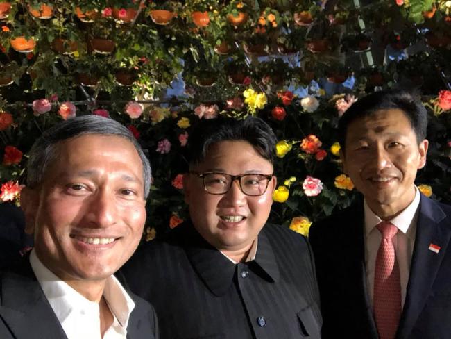 비비안 발라크리슈난 싱가포르 외무장관(왼쪽)이 10일 김정은 북한 국무위원장과 가든스 바이 더 베이에서 촬영해 트위터에 올린 사진.