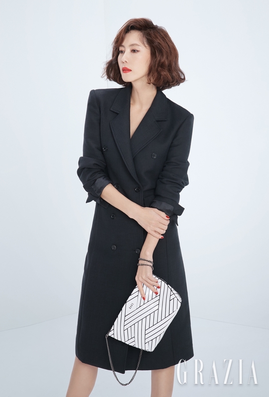 Actor Kim Nam-joos chic Charisma has been emanated.In a pictorial with the fashion magazine Gracia, Kim Nam-joo produced a Charismatic image by styling a modern White bag in a tailored black dress.Kim Nam-joos double charm, which is chic and alluring, adds edge to the structural White bag.Park Su-in