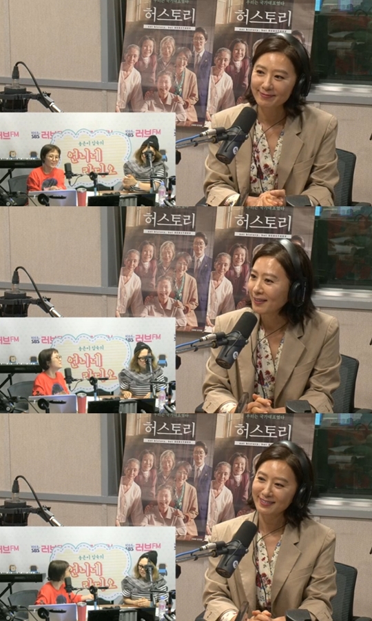 Actor Kim Hee-ae has told her about her experience of gaining weight sharply for the movie HerStory.Kim Hee-ae appeared as a guest on SBS Love FM Song Eun-yi, Kim Sooks sister radio broadcast on June 11th.DJ Kim Sook asked, When I saw the movie Poster, Im bigger than I am now - is it a makeup?Kim Hee-ae confessed: The director said it would be better to stab 10kg for the character for the first time, so I tried hard to gain weight.DJ Song Eun-yi asked, Did you really get 10kg? Kim Hee-ae said, I did not get to 10kg because I eat so carefully.Ive got almost 10kg, though, Kim Sook replied. Next time come to us, if you spend a week with us, youll get fat soon.Kim Hee-ae said, There was also a fear of fattening, and I had a lot of troubles like What if Im too much and my clothes dont fit? and I have to wear a dress again.delay stock