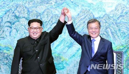 【판문점=뉴시스】지난 4월27일 판문점 남측 평화의 집에서 개최된 남북 정상회담에서의 김정은 북한 국무위원장과 문재인 대통령의 모습. (사진=뉴시스DB). 2018.04.27.