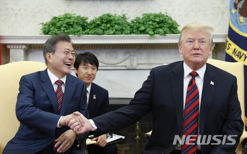 【워싱턴(미국)=뉴시스】문재인 대통령과 도널드 트럼프 미국 대통령의 지난달 22일 미국 워싱턴 백악관에서 열린 한미 단독정상회담 모습.(사진=뉴시스DB). 2018.05.23.