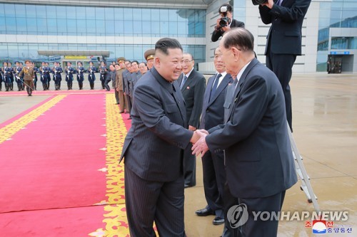 평양 출발하는 김정은 국무위원장 (평양 조선중앙통신=연합뉴스) 북한 조선중앙통신은 김정은 북한 국무위원장이 싱가포르에서 열리는 북미정상회담에 참석하기 위해 10일 중국 전용기로 출발하며 김영남 최고인민회의 상임위원장과 악수하고 있다고 11일 보도했다. 2018.6.11       [국내에서만 사용가능. 재배포 금지. For Use only in the Republic of Korea. No Redistribution]  photo@yna.co.kr