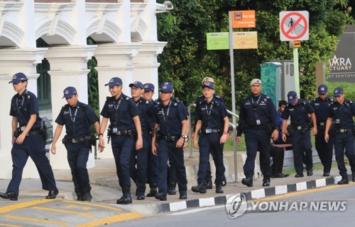 카펠라 호텔 앞에 투입된 싱가포르 경찰관들[싱가포르=연합뉴스]