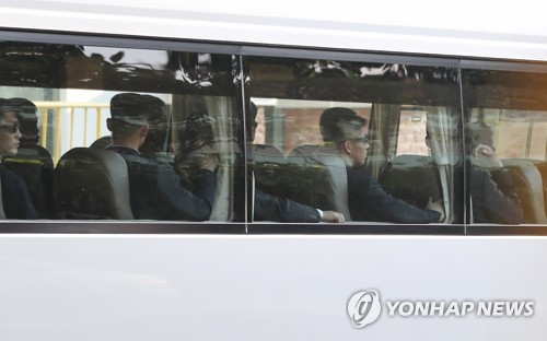 카펠라 호텔 점검에 나선 북한 경호원들[싱가포르=연합뉴스]