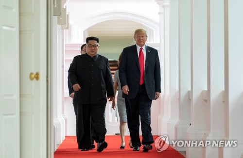 북미정상회담장인 싱가포르 카펠라 호텔서 함께 걷는 북미정상 [연합뉴스 자료사진]