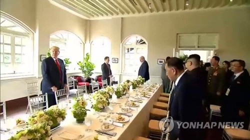 [북미정상회담] 트럼프-김정은, 북미정상회담 마치고 업무 오찬 (싱가포르=연합뉴스) 역사적 첫 북미정상회담이 열린 12일 오전 싱가포르 센토사 섬 카펠라호텔에서 미국 도널드 트럼프 대통령과 북한 김정은 국무위원장이 업무 오찬을 하기 위해 입장하고 있다. 2018.6.12 [스트레이츠타임스 홈페이지 캡처=연합뉴스]      photo@yna.co.kr
