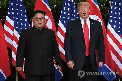 북미정상, 완전한 비핵화·北안전보장 공약 (싱가포르 AFP=연합뉴스) 역사적 첫 북미정상회담이 열린 12일(현지시간) 싱가포르 센토사 섬 카펠라호텔에서 미국 도널드 트럼프 대통령(오른쪽)과 북한 김정은 국무위원장이 공동합의문에 서명을 마친 뒤 나란히 서서 포즈를 취하고 있다. 북미 양국은 역사적인 첫 정상회담에서 '완전한 한반도 비핵화' 공약과 미국의 대북 안전보장 제공 공약을 교환하는 합의를 했다.
