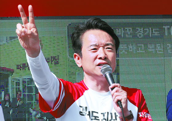 남경필 한국당 경기지사 후보가 선거운동 마지막 날인 12일 경기도 안산에서 유세하고 있다. [연합뉴스]