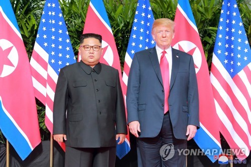 북한, 북미공동성명 채택 보도 (평양 조선중앙통신=연합뉴스) 북한 김정은 국무위원장이 미국 트럼프 대통령과 12일 싱가포르의 센토사섬에서 역사적인 첫 북미정상회담을 가졌고 이 자리에서 공동성명을 채택했다고 13일 조선중앙통신이 보도했다. 2018.6.13  [국내에서만 사용가능. 재배포 금지. For Use only in the Republic of Korea. No Redistribution]