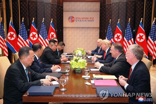 北, 북미공동성명 채택 보도…"새 북미관계 의견교환" (평양 조선중앙통신=연합뉴스) 북한 김정은 국무위원장이 미국 트럼프 대통령과 12일 싱가포르의 센토사섬에서 역사적인 첫 북미정상회담을 가졌고 이 자리에서 공동성명을 채택했다고 13일 조선중앙통신이 보도했다. 2018.6.13  [국내에서만 사용가능. 재배포 금지. For Use only in the Republic of Korea. No Redistribution]