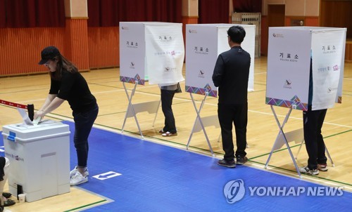 이른 아침부터 투표 (울산=연합뉴스) 김용태 기자 = 제7회 전국동시지방선거 투표일인 13일 오전 울산시 남구 신정중학교에서 유권자들이 투표하고 있다. 2018.6.13      yongtae@yna.co.kr