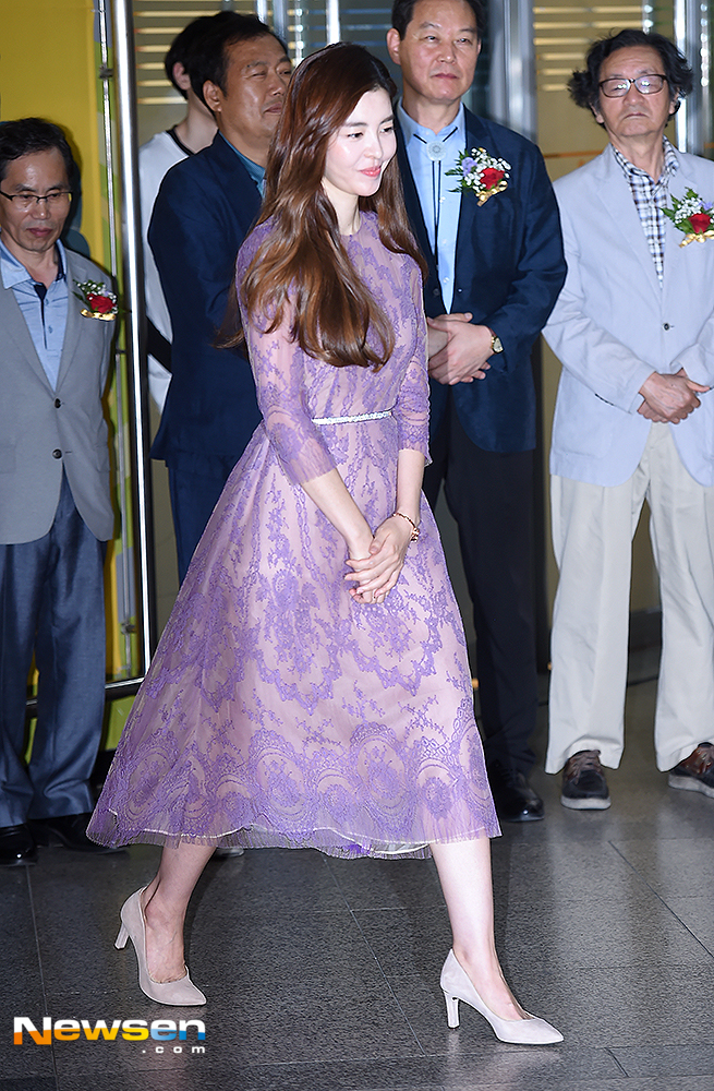 Actor Kim Gyu-ri attended the opening ceremony of the 2nd South Korea Folk Art Fair held at the Seoul Trade Exhibition Center 1st Pavilion in Seoul Gangnam-gu on the afternoon of June 14.Actor Kim Gyu-ri is heading to the podium for the opening remarks.useful stock