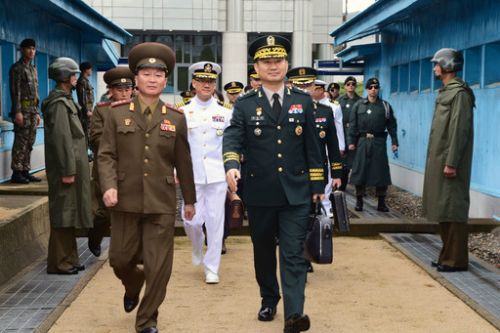 남북장성급회담 수석대표를 맡은 김도균 국방부 대북정책관을 비롯한 남측 대표단이 14일 오전 경기도 파주시 판문점 북측 통일각에서 열린 남북장성급군사회담에 참석하기 위해 군사분계선을 넘고 있다.